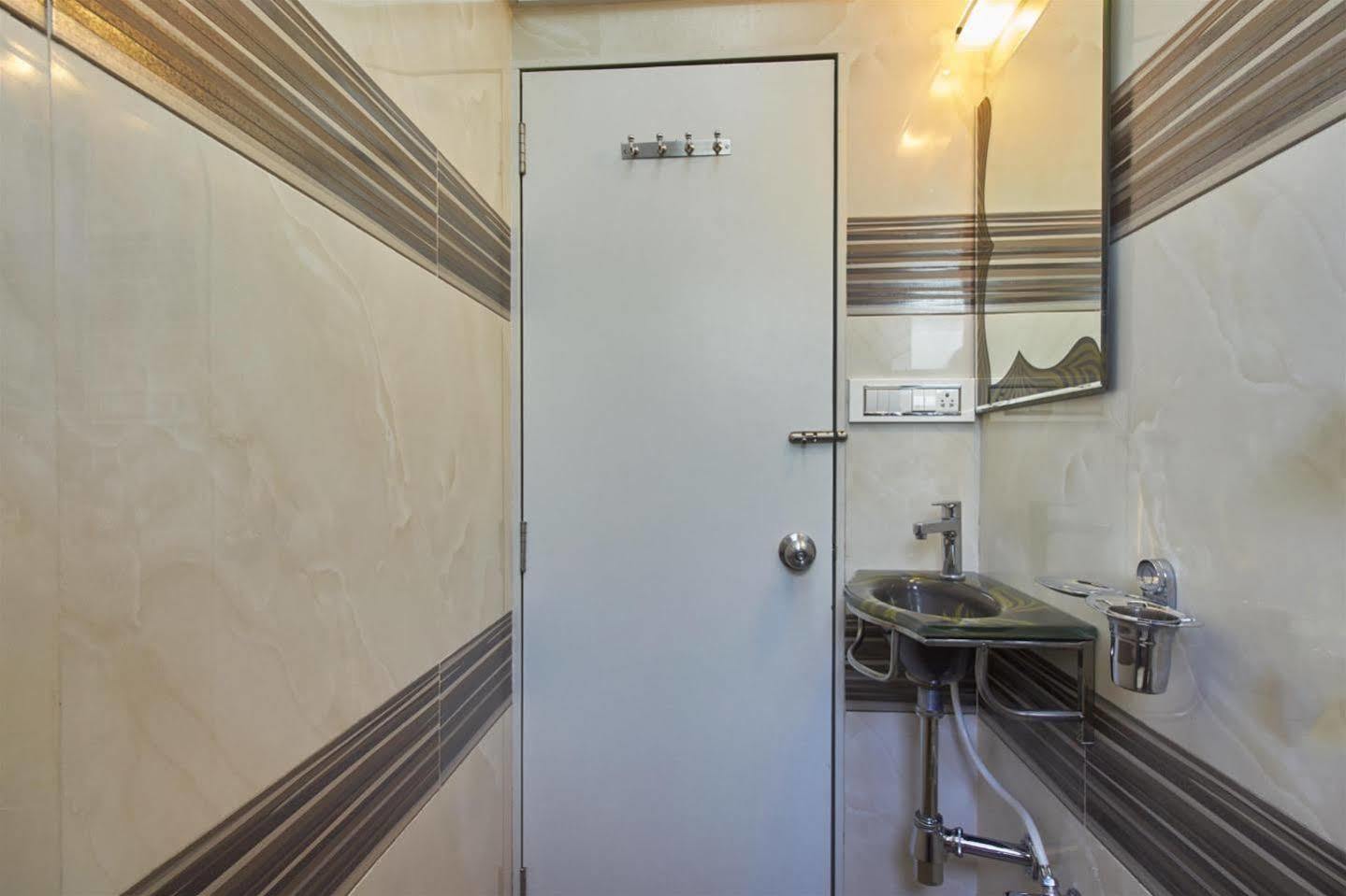 Oyo 28893 Hotel Gulf Mumbai Bagian luar foto