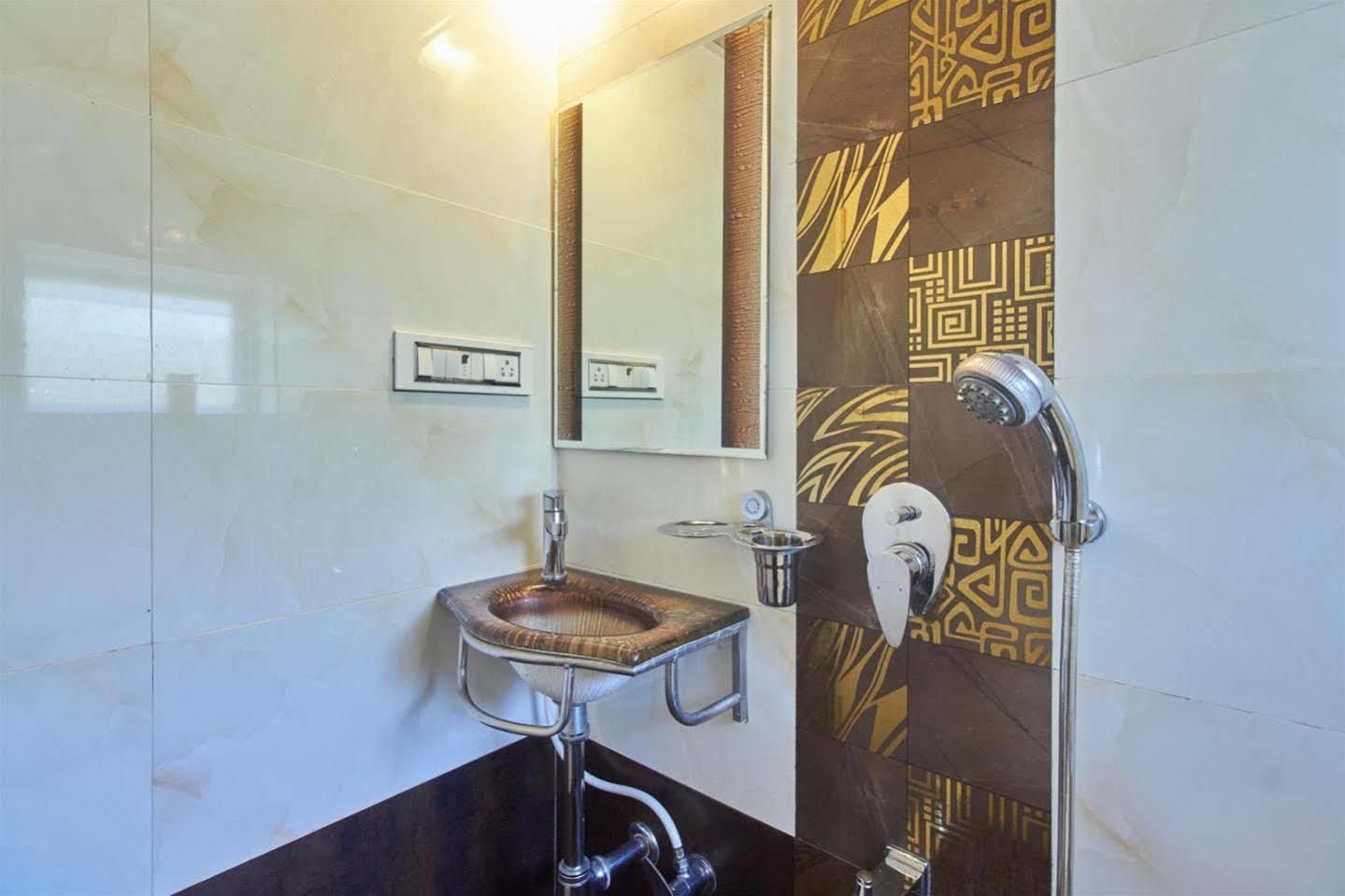 Oyo 28893 Hotel Gulf Mumbai Bagian luar foto
